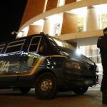 Varios agentes de la Policía Nacional vigilan la entrada de la madrileña estación de Atocha