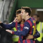 Neymar celebra con Messi uno de los goles al Elche