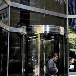 Fotografía de archivo fechada el 29 de abril de 2010 que muestra un hombre saliendo de las oficinas de la agencia de medición de riesgo Fitch en Nueva York, Estados Unidos.