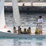 Los hijos de Doña Cristina y Doña Elena, a bordo de una embarcación en Calanova.