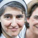 La religiosa Teresa Forcades y la candidata a la alcaldía de Barcelona, Ada Colau