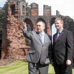 Alex Salmond visitó ayer la abadía de Arbroath, al este de Escocia, símbolo histórico de la región.