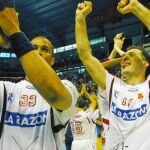 LOS JUGADORES DEL CIUDAD REAL celebran con su público el triunfo ante el Hamburgo que los clasifica para la «Final Four»