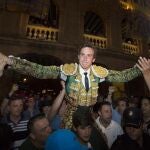 Román, por la Puerta Grande en Valencia