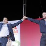 Alexis Tsipras y el líder de Podemos, Pablo Iglesias, comparten mitin en la plaza Omonia de Atenas