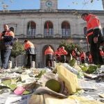 La basura de los vecinos... y la del boicot de los piquetes. Los servicios mínimos de Lipasam recogieron 60.000 kilos de basura, lejos de los 320.000 habituales. Muchos huelguistas, aparte, se esforzaron en ensuciar la capital