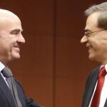 El ministro español de Economía, Luis de Guindos, habla con el ministro griego de Finanzas, Gikas Hardouvelis.