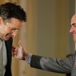 Jeroen Dijsselbolem junto a Luis de Guindos.
