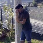 Uno de los familiares de las víctimas junto al monumento que se ha alzado en su memoria