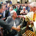 El cardenal Antonio Cañizares invitó a la misa de su toma de posesión como arzobispo de Valencia a ocho ancianos sin recursos que se situaron en
