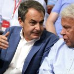 Los expresidentes del Gobierno español, Felipe González (d) y José Luis Rodríguez Zapatero, en una imagen de archivo