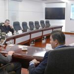 El presidente Santos escucha a su ministro de Defensa en presencia de altos cargos militares, ayer