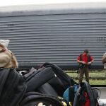 Separatistas prorrusos vigilan el tren que transporte los restos de las víctimas y los equipajes recogidos en el lugar del accidente.