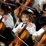 Un grupo de niños en un concierto en Japón