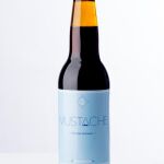 Botella de la cerveza hecha con agua del mar