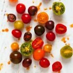 La piel de las frutas y verduras aporta mucha fibra y favorece el tránsito intestinal