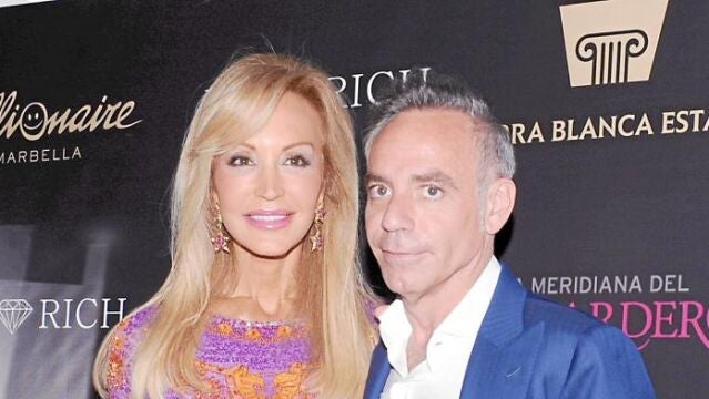 El arquitecto, junto a Carmen Lomana, este verano en Marbella