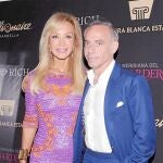 El arquitecto, junto a Carmen Lomana, este verano en Marbella