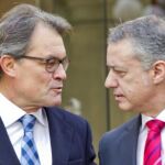 El lehendakari, Iñigo Urkullu (d), y el presidnte de la Generalitat, Artur Mas (i), al inicio del encuentro que han mantenido hoy en el palacio Ajuria Enea de Vitoria.
