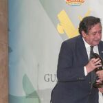 El ministro del Interior entregó el premio a Alfonso Ussía
