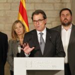 El presidente de la Generalitat, Artur Mas (2d), en presencia del conseller Francesc Homs (i), la vicepresidenta Joana Ortega (2i) y el presidente de Esquerra Republicana, Oriol Junqueras (d), tras la reunión que han mantenido para acordar los pasos a seguir en el proceso de la consulta catalana.