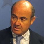 Luis de Guindos , durante su comparecencia tras la reunión del consejo de ministros de Economía y Finanzas (Ecofin)