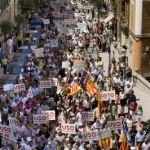Miles de personas se manifiestan en Palma de Mallorca contra la ¿imposición¿ del catalán