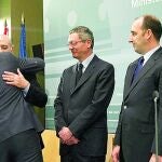 Fernández Díaz abraza a Martínez, en presencia de Ruiz-Gallardón y Ulloa
