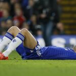 Diego Costa doliéndose en el suelo tras recaer de su lesión.