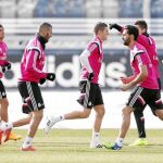 Marcelo, Chicharito, Benzema, Kroos, Arbeloa, Cristiano Ronaldo y Nacho, durante el entrenamiento de ayer, después de la reunión que la plantilla tuvo con Florentino Pérez