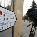 Imagen de la entrada del Hospital Carlos III, en el que permanecen ingresados diez pacientes por haber mantenido contacto con Teresa Romero cuando estaba infectada con ébola