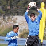 Iker y Navas se ejercitan durante el entrenamiento de ayer