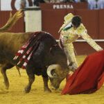Profundo natural de José Tomás al sexto, de Parladé, ayer, en La Malagueta