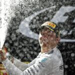 El piloto de Mercedes Nico Rosberg celebra su victoria en el podio de Montemeló