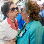 La candidata popular realizó un tenso recorrido de una hora por los pasillos del mercado