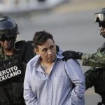 Omar Treviño, escoltado por soldados