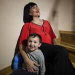 Irene Villa, acompañada en la imagen por su hijo Carlos, tendrá a su segundo retoño el próximo mes de abril