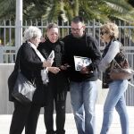 Gema (2ª Izq), su actual pareja, llega acompañada por familiares y amigos a la capilla ardiente