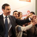 Tomás Gómez, acompañado de Antonio Miguel Carmona