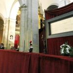 Benedicto XVI meditó durante varios minutos ante la «Síndone», que se muestra estos días al público en la catedral de Turín