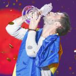 El representante de Suecia, Mans Zelmerlöw, celebra el triunfo