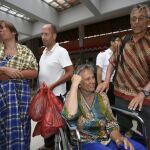 (De izda a dcha) Los holandeses Marjan van Minnen, Willem Robert van Haneghem, Alie van Ommen Jansen, y Jan van Ommen, supervivientes del naufragio, llegan al Aeropuerto Internacional de Ngurah Rai en Bali