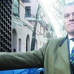 Luis Bárcenas, ayer, en las inmmediaciones de su domicilio madrileño