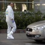 Un policía forense argentino, antes de subir al apartamento de Nisman