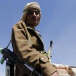 Un rebel huti cerca del palacio presidencia en Saná