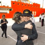 Un miembro de la tripulación del Buque de Investigación Oceanográfica (BIO) Hespérides, se despide de sus familitares antes de la partida del BIO Hespérides desde su base de Cartagena (Murcia) rumbo a la XX Campaña Antártica