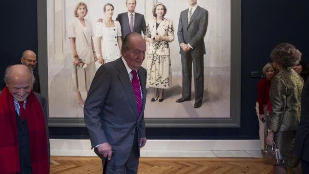 Don Juan Carlos, acompa&ntilde;ado por Antonio L&oacute;pez (a su izquierda) pudo ver por fin ayer el cuadro de su familia