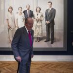 Don Juan Carlos, acompañado por Antonio López (a su izquierda) pudo ver por fin ayer el cuadro de su familia