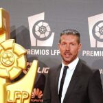 El entrenador del Atlético de Madrid, el argentino Diego Pablo Simeone, a su llegada a la gala de entrega de los Premios LFP