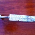 Un niño encuentra en un río una espada de las dinastías Shang y Zhou